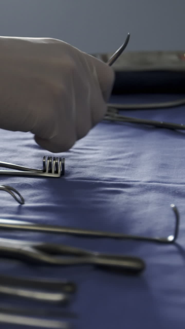 primer plano del cirujano arreglando las herramientas quirúrgicas en la bandeja