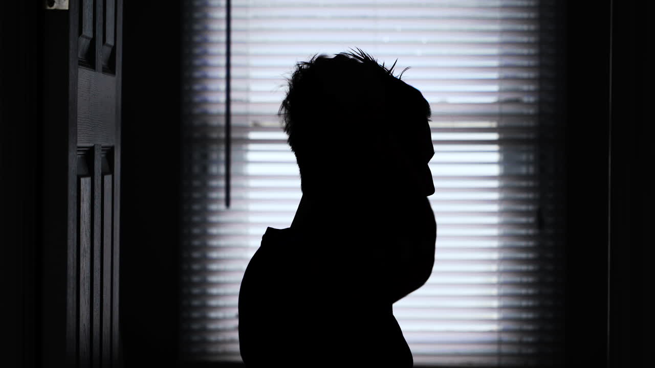 거울 앞에서 준비하는 남자, 손과 빗으로 머리 스타일링