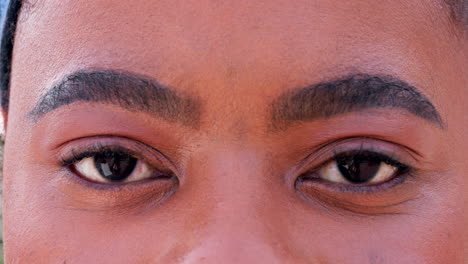 ojos, visión y retrato de una persona con lentes ópticas