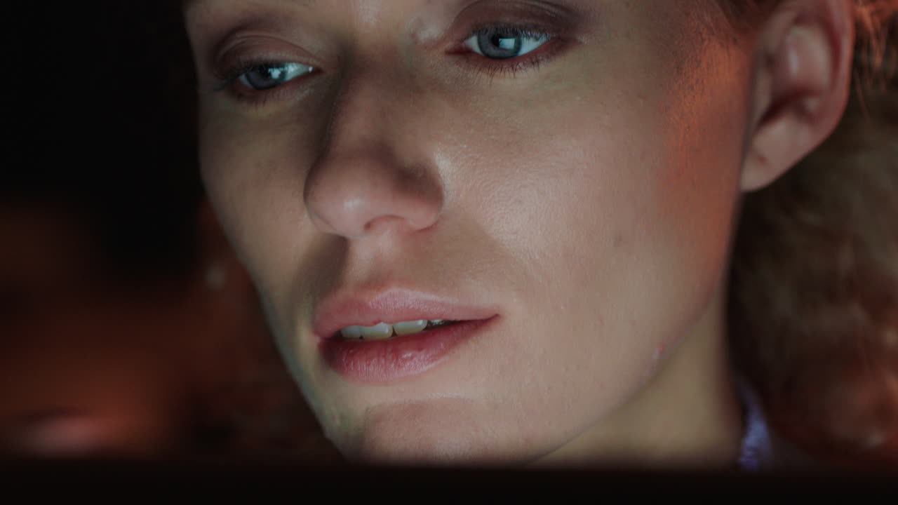 retrato de cerca de una mujer hermosa usando una tableta trabajando hasta tarde navegando por internet mirando la pantalla disfrutando de la comunicación en línea