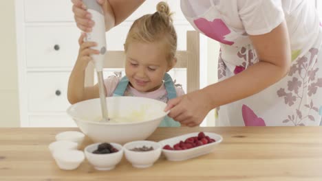 Niña-Linda-Aprendiendo-A-Hornear-De-Madre