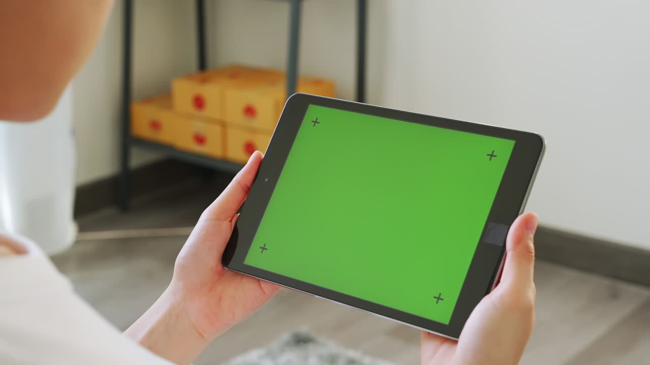 close up de mujer sosteniendo en las manos una tableta digital con pantalla verde para internet en línea, pantalla clave de croma para publicidad.