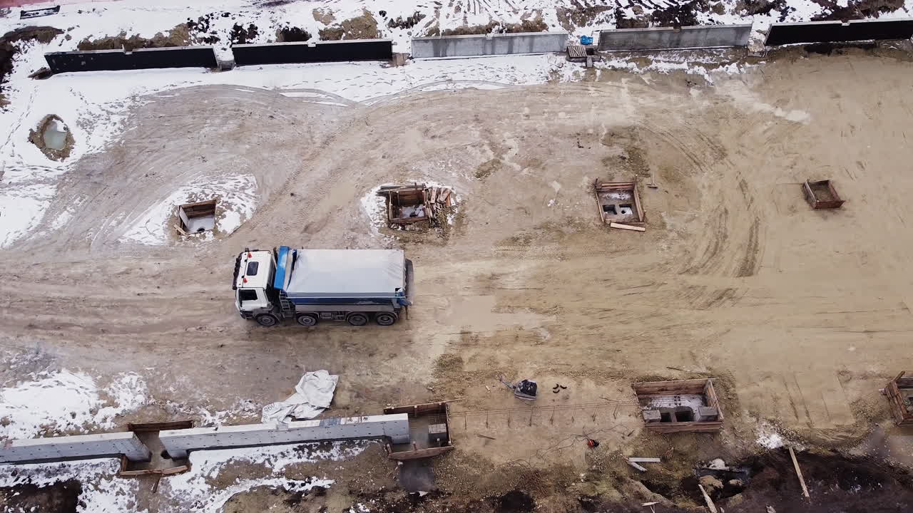 Vista aerea di un cantiere in inverno