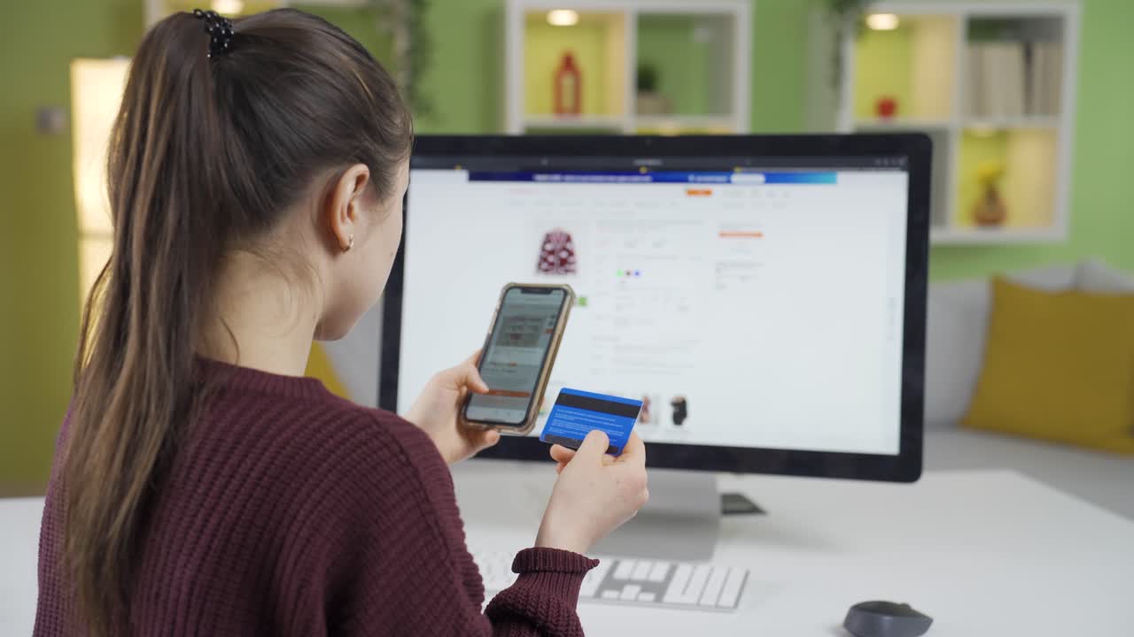 mujer asiática comprando en línea desde casa.
