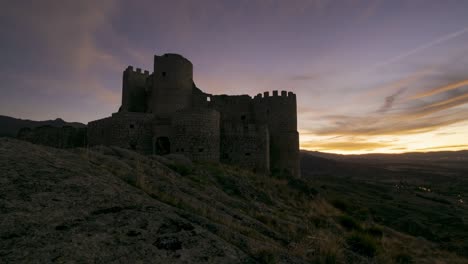 Antiguo-Castillo-En-La-Colina-Al-Atardecer