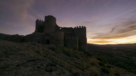 Altes-Schloss-Auf-Einem-Hügel-Bei-Sonnenuntergang