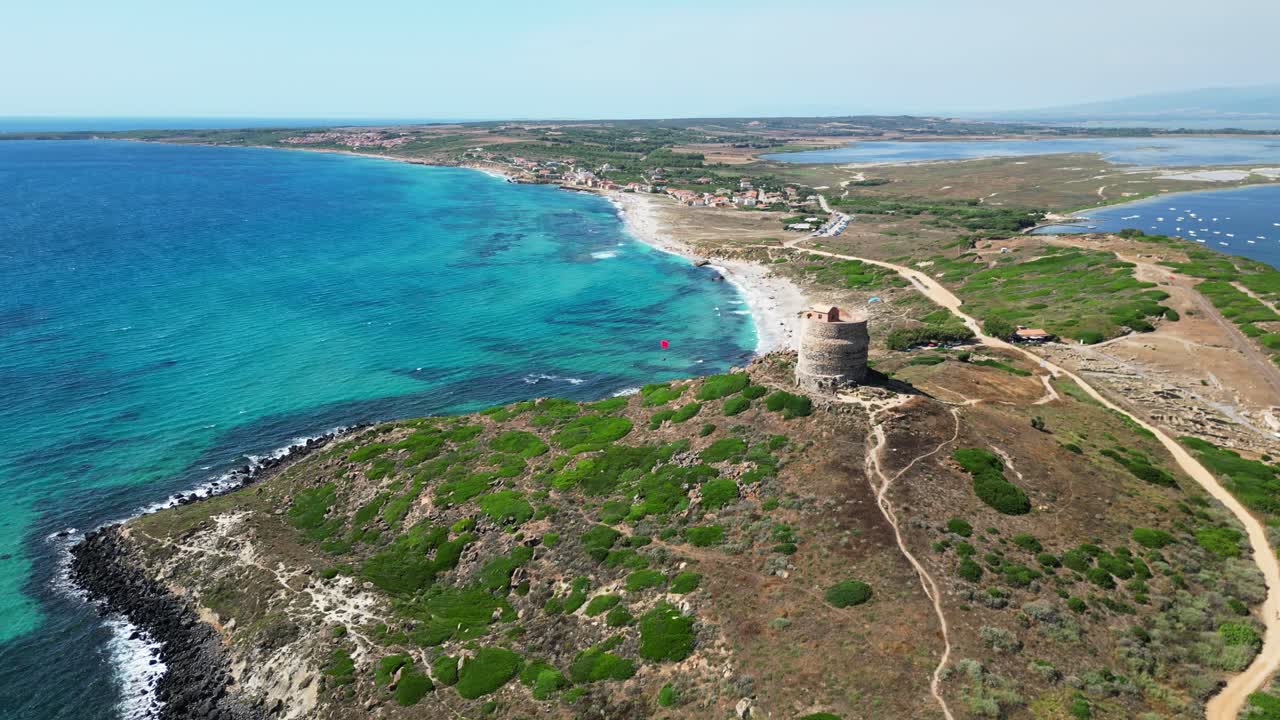 parapente en capo san marco en san giovanni di sinis, cerdeña, italia - antena 4k