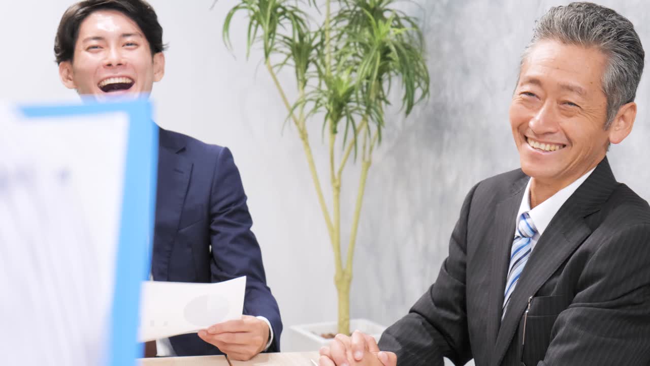 사무실에서 일하는 사업가