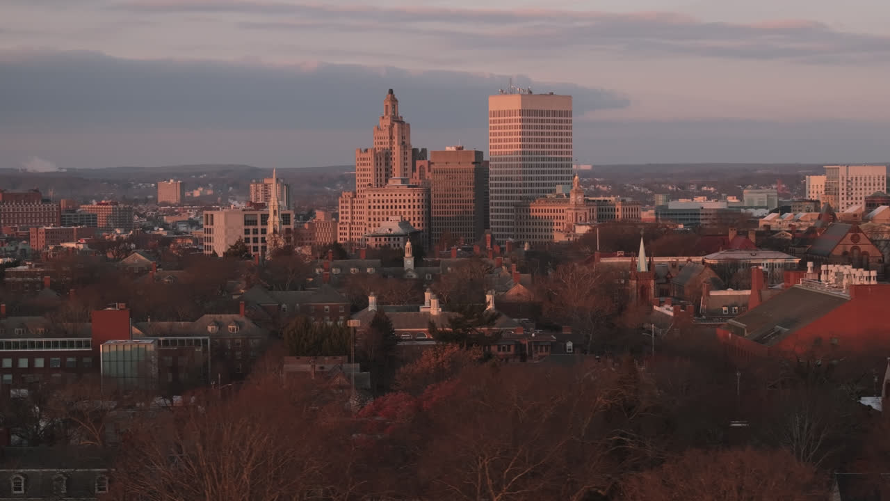 Providence, Rhode Island ved soloppgang. Skutt fra et droneperspektiv en høstmorgen.