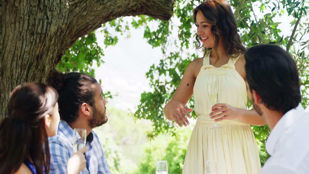 점심 식사를 하는 동안 서로 상호 작용 하는 친구 들 의 그룹