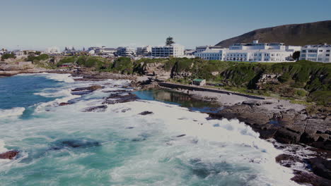 Die-Idyllische-Strandpromenade-Von-Hermanus-Mit-Seinem-Marinen-Gezeitenbecken