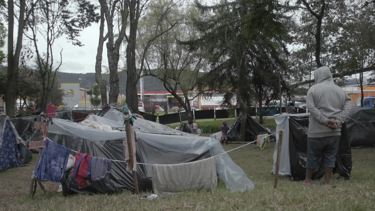 campamento de migrantes venezolanos en bogota, colombia