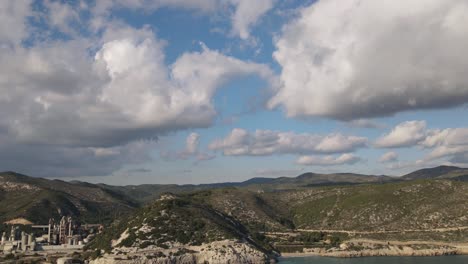 vistas aéreas de un hiperlapso en los acantilados costeros cerca de barcelona