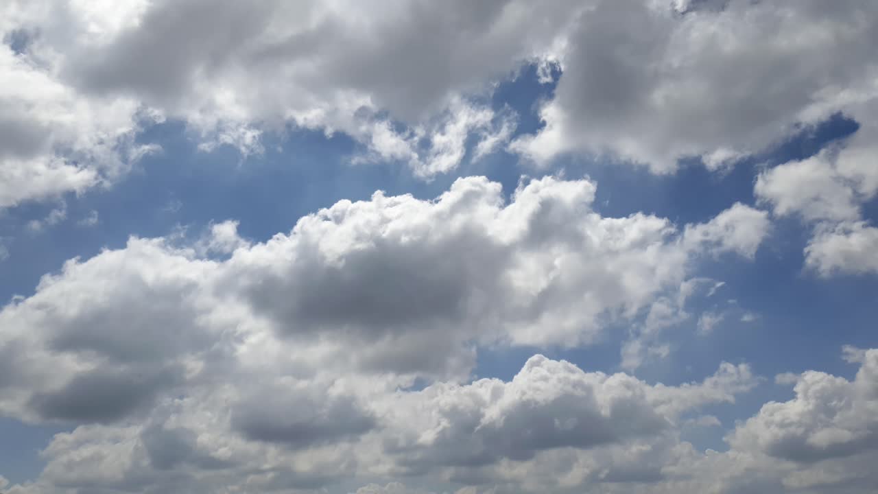 cielo azul de verano con densas nubes de lluvia gruesas moviéndose a través de los cielos