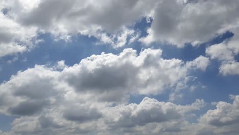 cielo azul de verano con densas nubes de lluvia gruesas moviéndose a través de los cielos