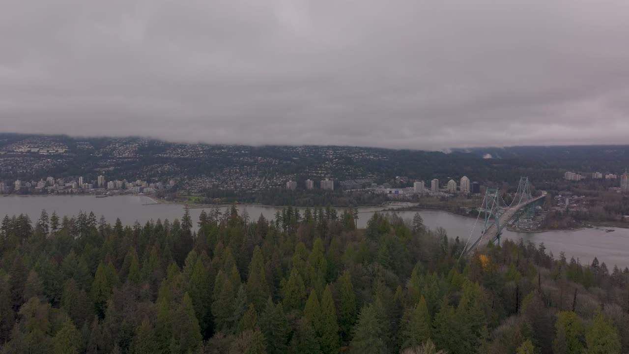 vista aérea de stanley park y el puente lions gate en vancouver, bc en 4k