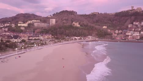 amanecer romántico de ensueño en una playa en san sebastián, españa