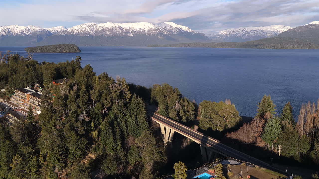 Ponte della Ruta Nacional 40 che attraversa il fiume Correntoso tra il Lago Correntoso e il Lago Nahuel Huapi vicino a Villa La Angostura, Patagonia Argentina, ripresa aerea con movimento orbitale lento.