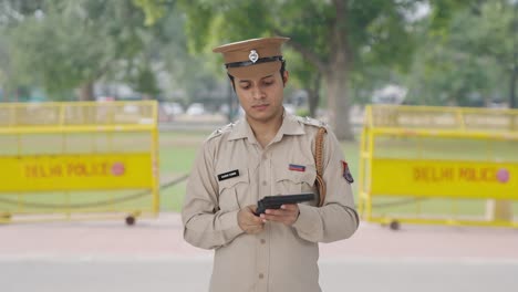 Oficial-De-Policía-Indio-Revisando-Su-Arma.