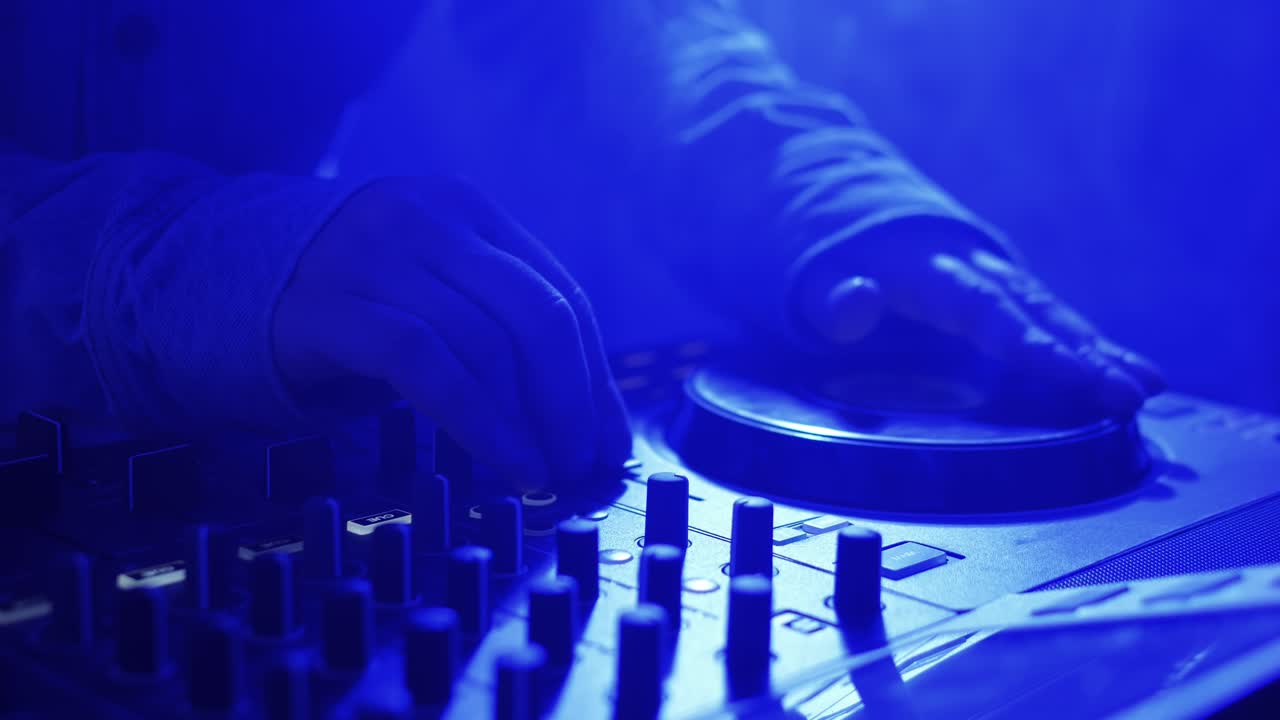 un DJ mezclando en un club nocturno