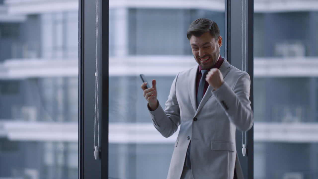 hombre corporativo emocionado celebrando