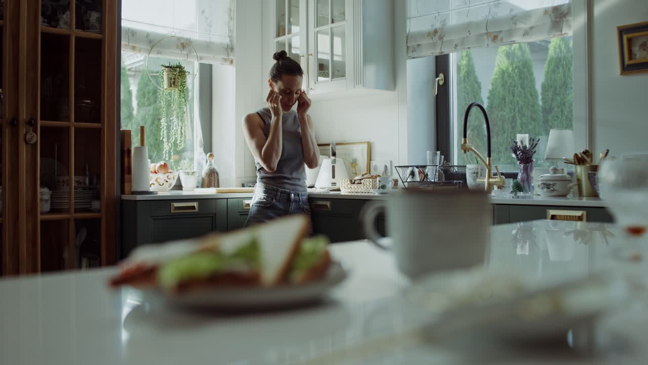 Donna che prepara la colazione in una cucina moderna
