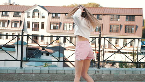 woman enjoying a city day