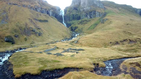 Paisaje-De-Carreteras-De-Islandia-Con-Un-Automóvil-No-Identificado