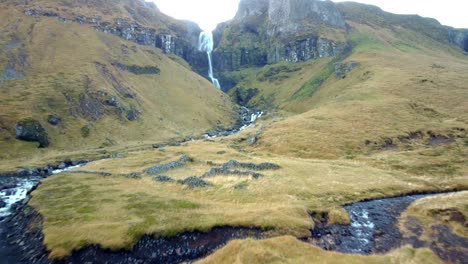 paisaje de carreteras de islandia con un automóvil no identificado
