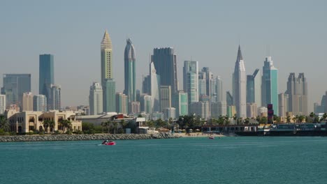 Nikki-Beach-Dubai-En-El-Paseo-Marítimo-De-Palm-Jumeira-Con-Vista-Panorámica-Del-Horizonte-De-La-Ciudad-En-Verano