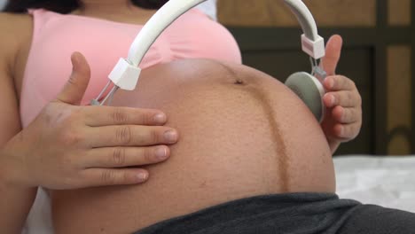 mujer embarazada feliz y esperando un bebé en casa.