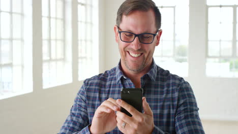 A-modern-business-man-using-his-phone