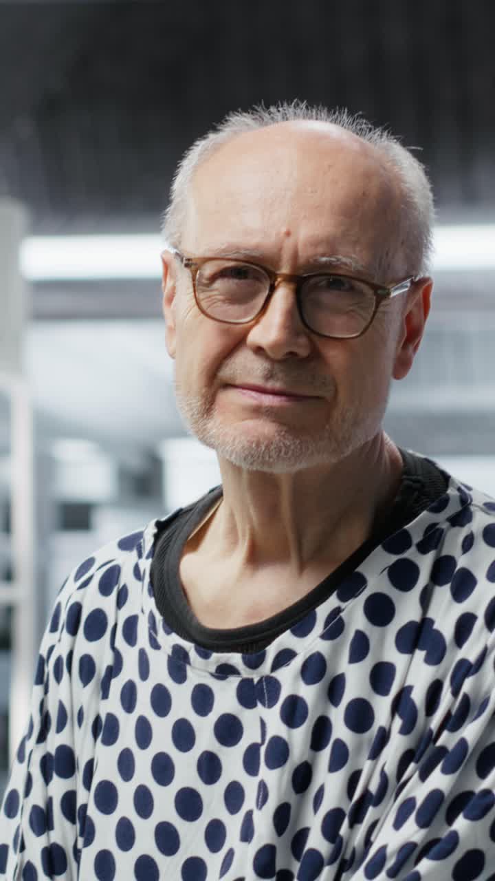Vídeo vertical no formato retrato de pessoa idosa esperando para fazer um exame toxicológico em um laboratório moderno