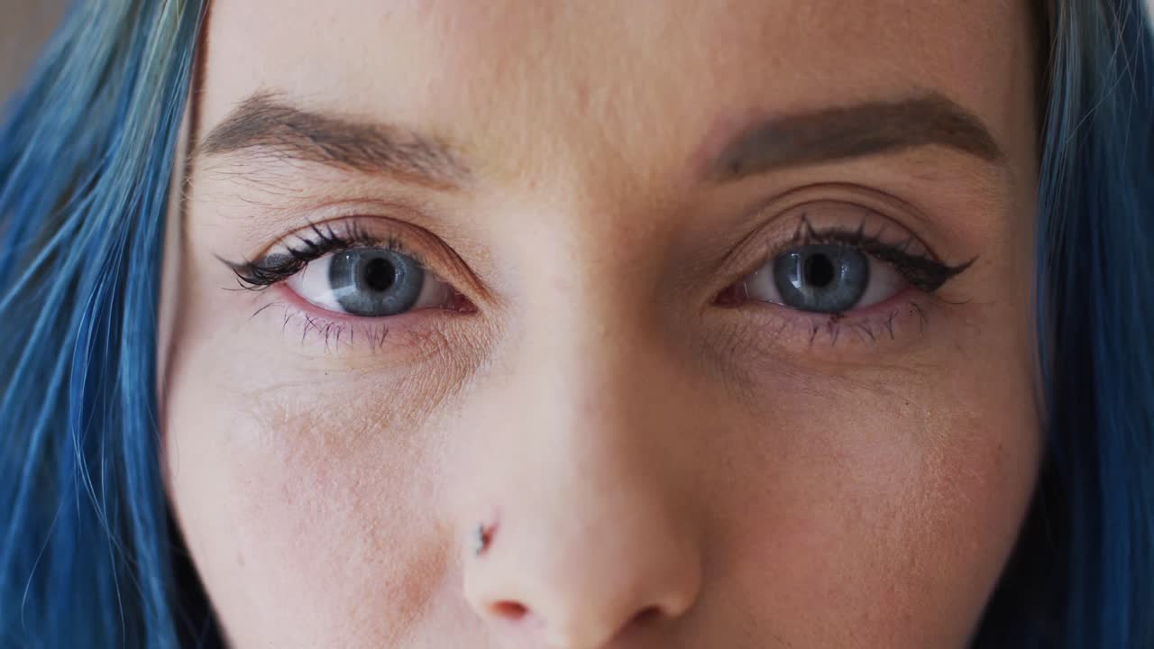 retrato de una mujer caucásica feliz mirando a la cámara en un estudio de baile, cámara lenta