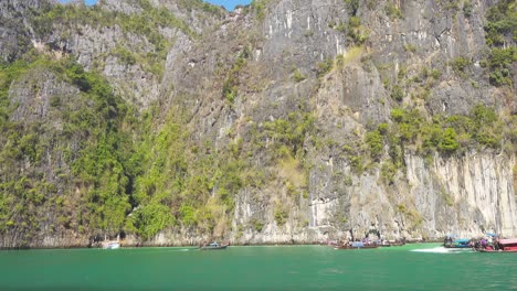 flotando en un barco en la bahía de la isla de phi phi leh