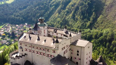 Imágenes-Aéreas-Del-Castillo-De-Hohenwerfen,-Austria,-Europa