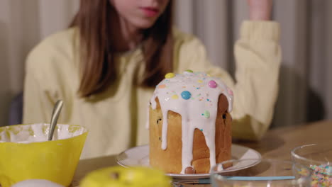 niña decorando el pan de pascua