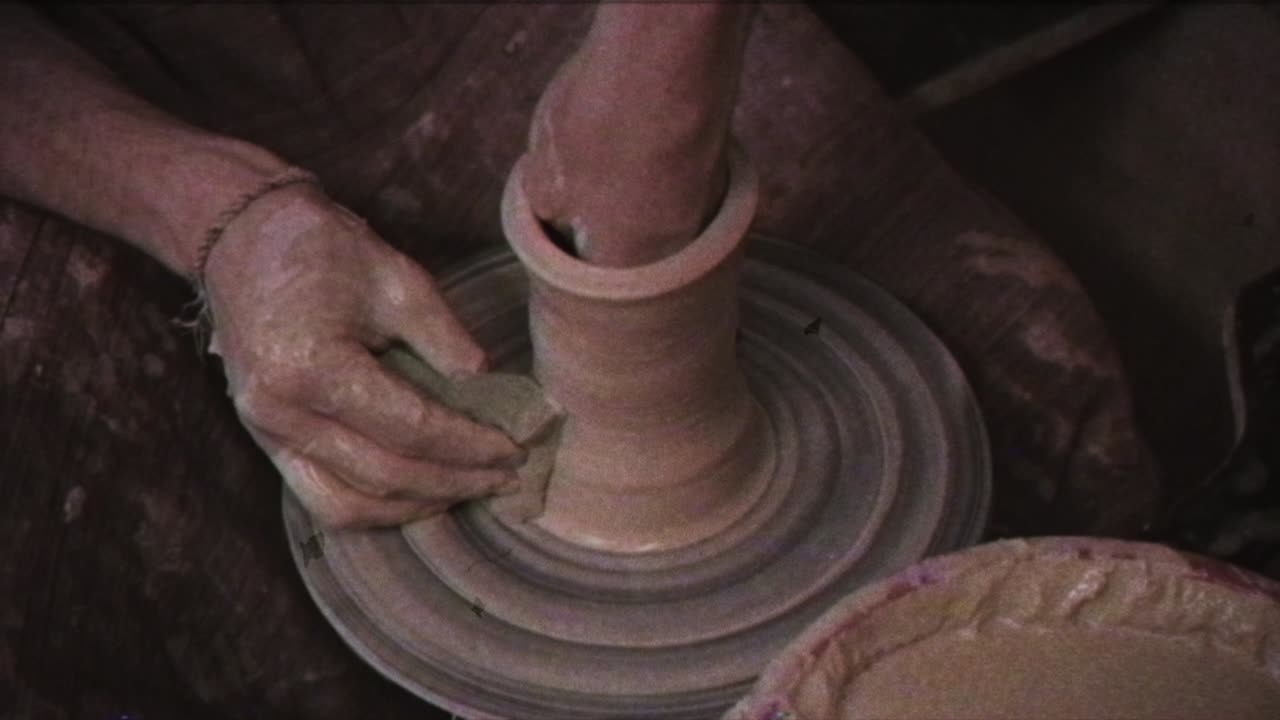 el alfarero hace una jarra de arcilla. efecto vintage. un hombre hace un jarrón en la rueda de un alfarero