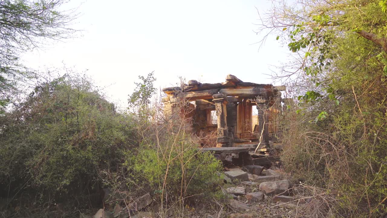 antiguas ruinas de templos hindúes en gwalior madhya pradesh india