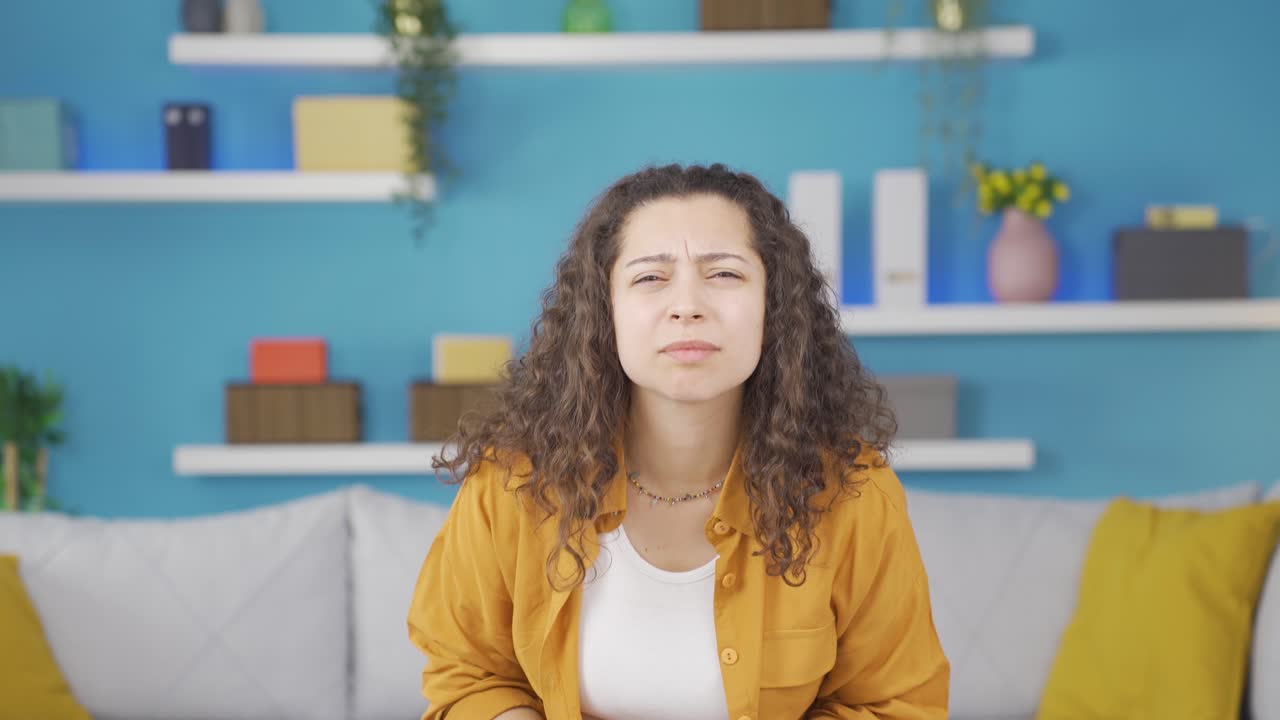 la joven que tiene problemas para ver. problema ocular.