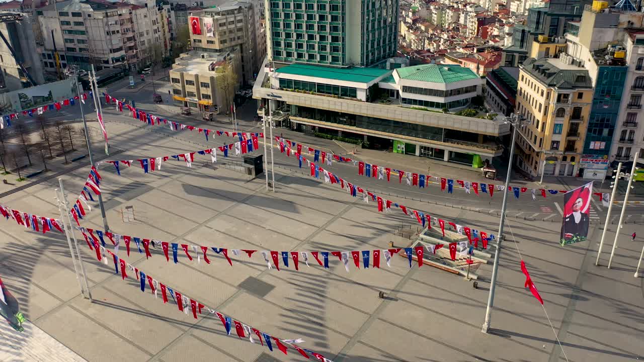 드론으로 타크시마 광장의 공중 풍경, 이스티클라 거리, 사람들이 없고, 코로나19 팬데 코너푸어 이스티컬라 거리.