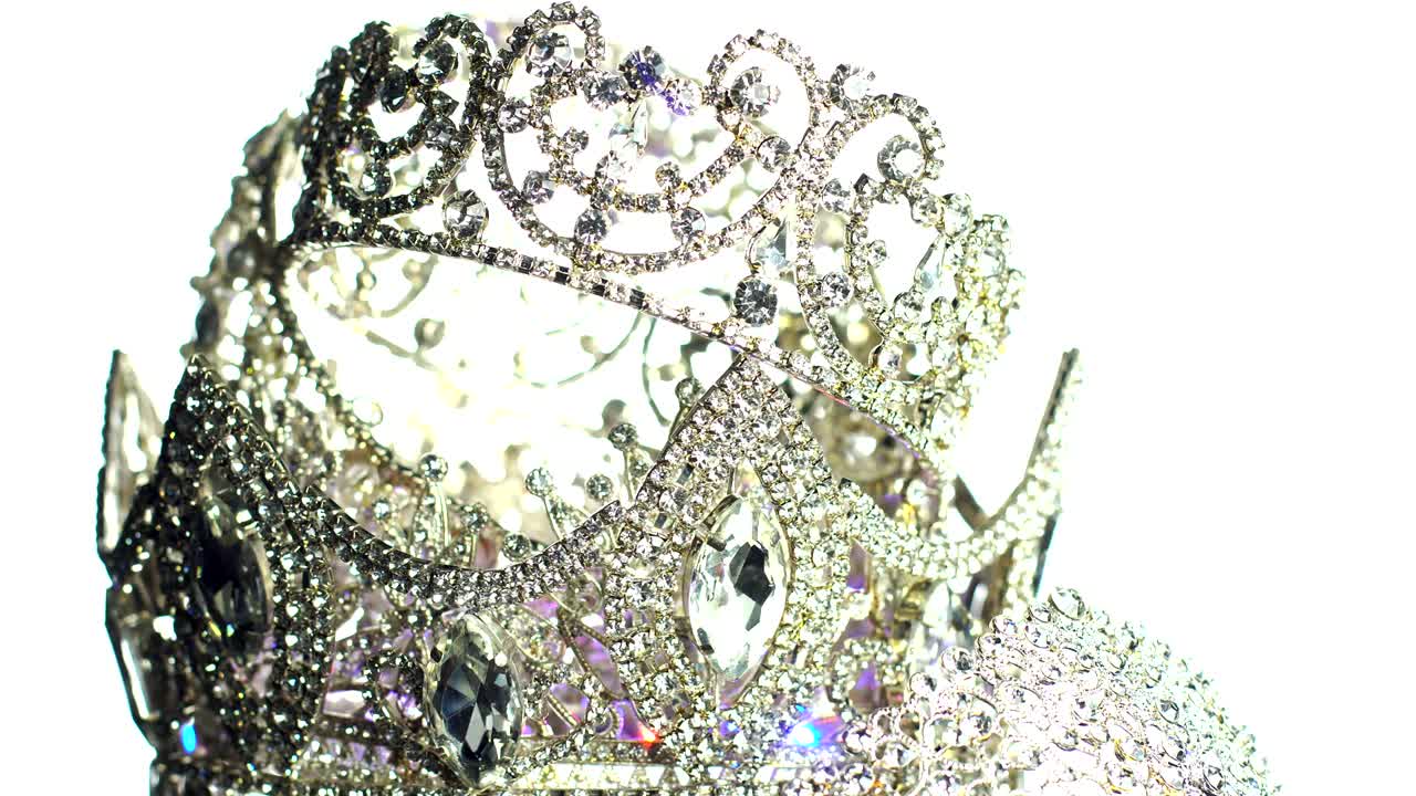 la corona de diamantes y plata del concurso de belleza