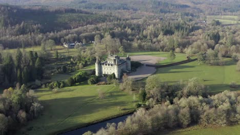 Luftbild-Von-Inveraray-Castle-An-Einem-Sonnigen-Tag-In-Argyll,-Schottland