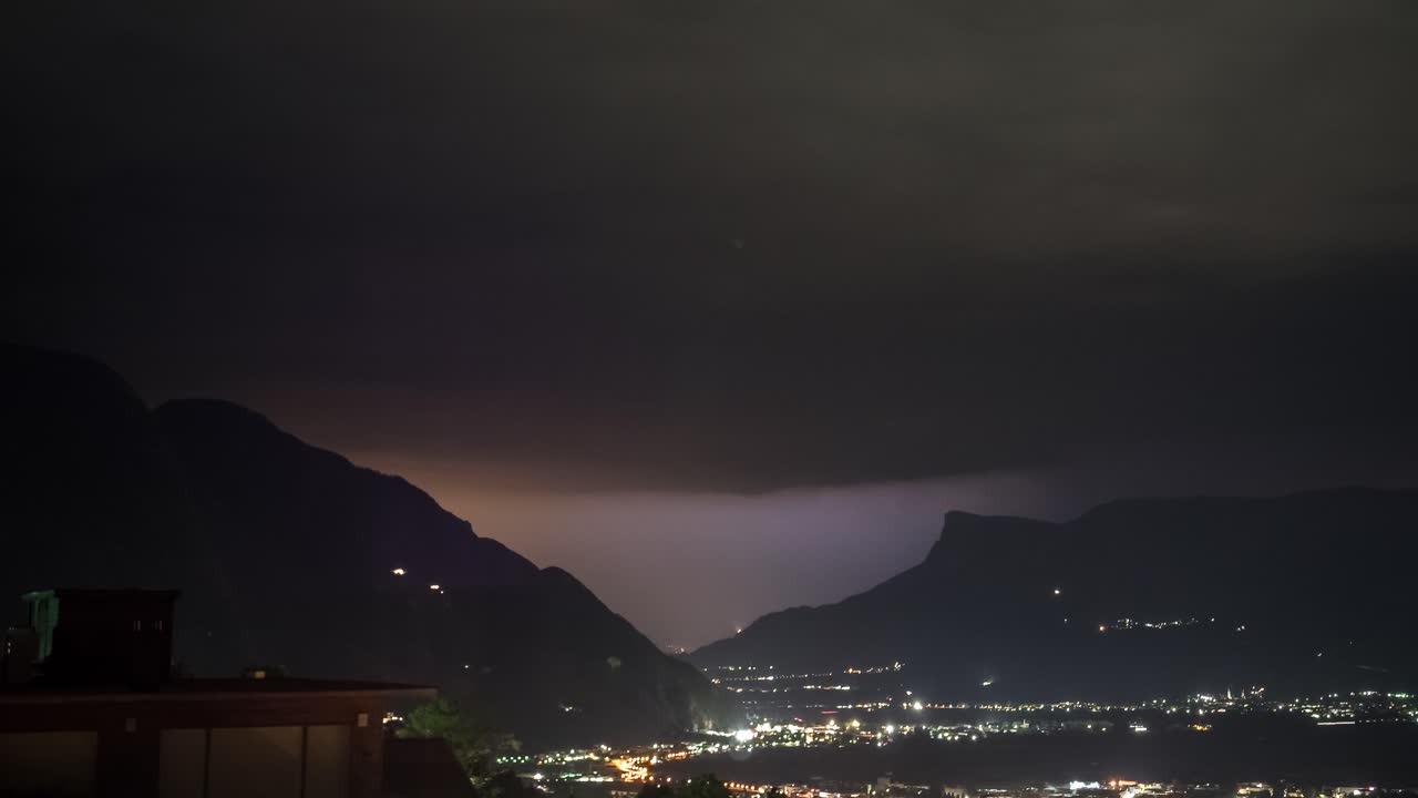 sequenza time lapse di un temporale sulle alpi a merano, in italia
