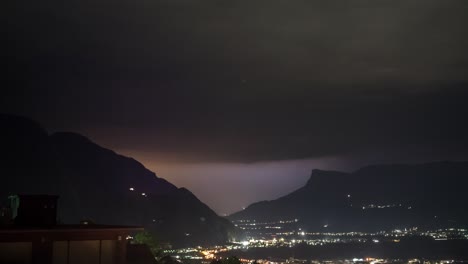 Secuencia-De-Lapso-De-Tiempo-De-Una-Tormenta-Sobre-Los-Alpes-En-Merano,-Italia