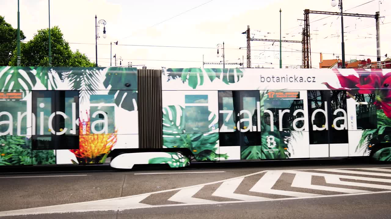 트램과 자동차가 있는 프라하 시내 거리 장면