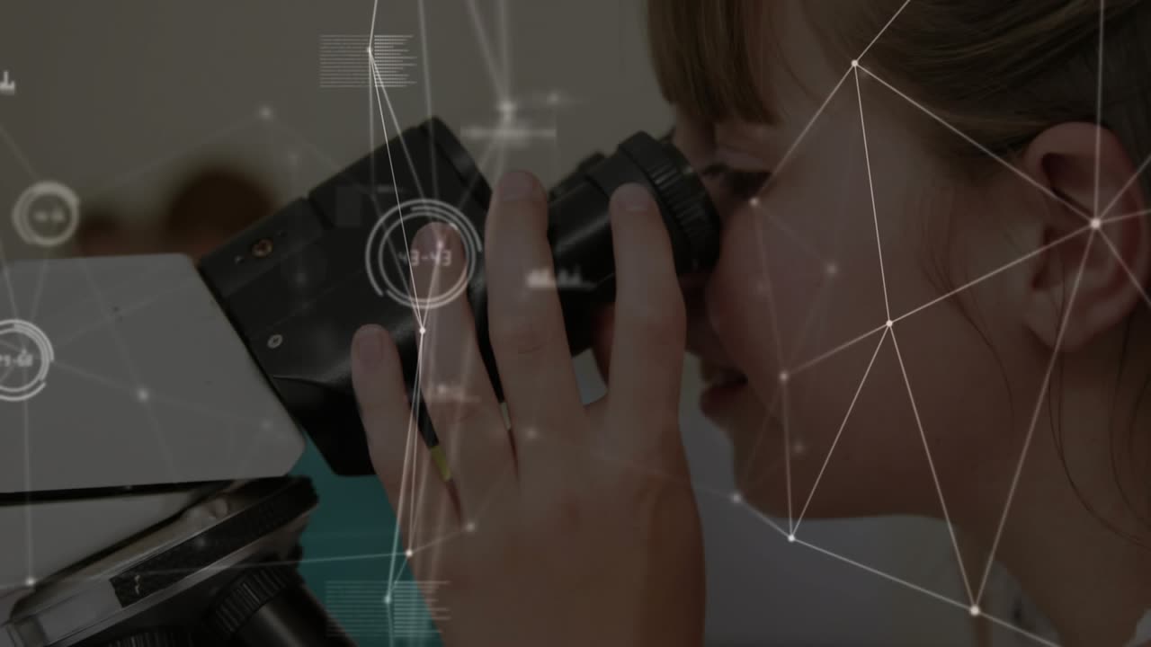 niña mirando a través del ocular de un microscopio, ajustando el enfoque y analizando una muestra con superposición de datos