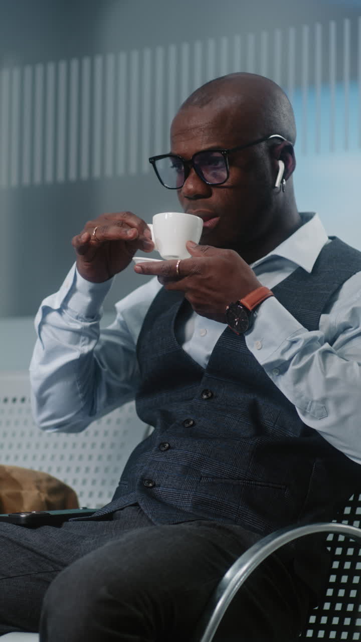 hombre de negocios bebiendo café en una oficina moderna