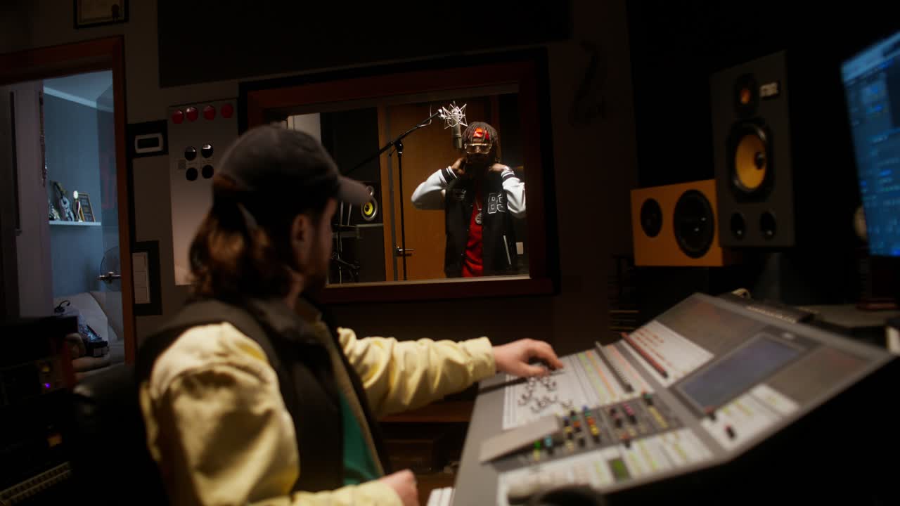 프로 레코딩 스튜디오에서 녹음하는 음악가