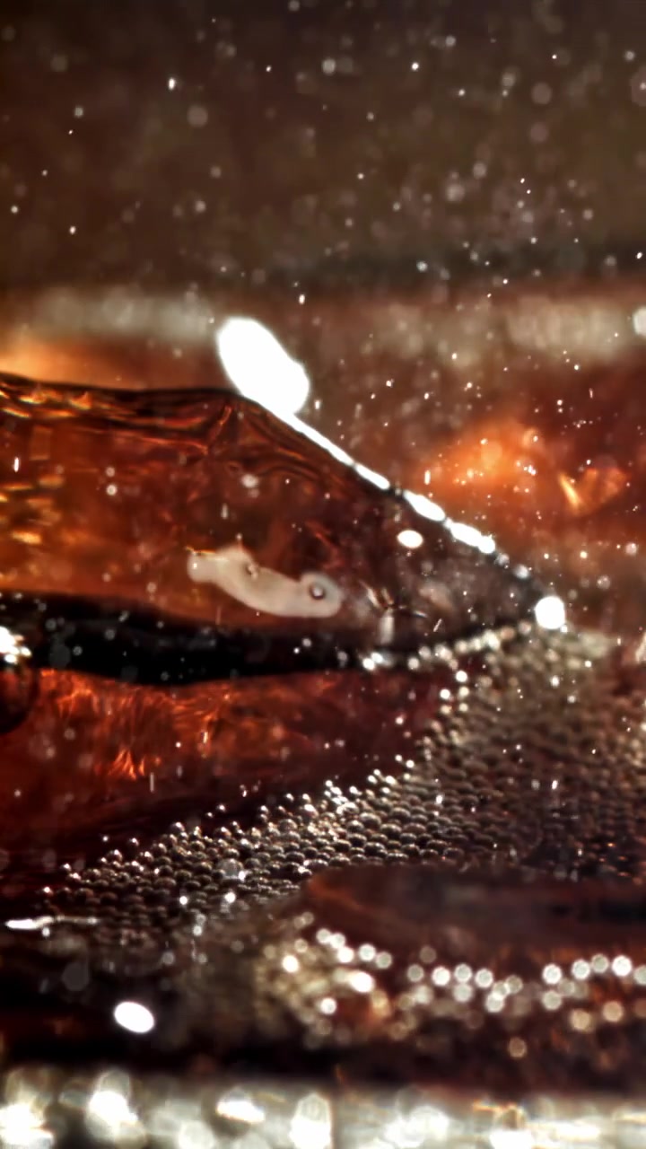 Primo piano macro di bollicine frizzanti in una bevanda gassata